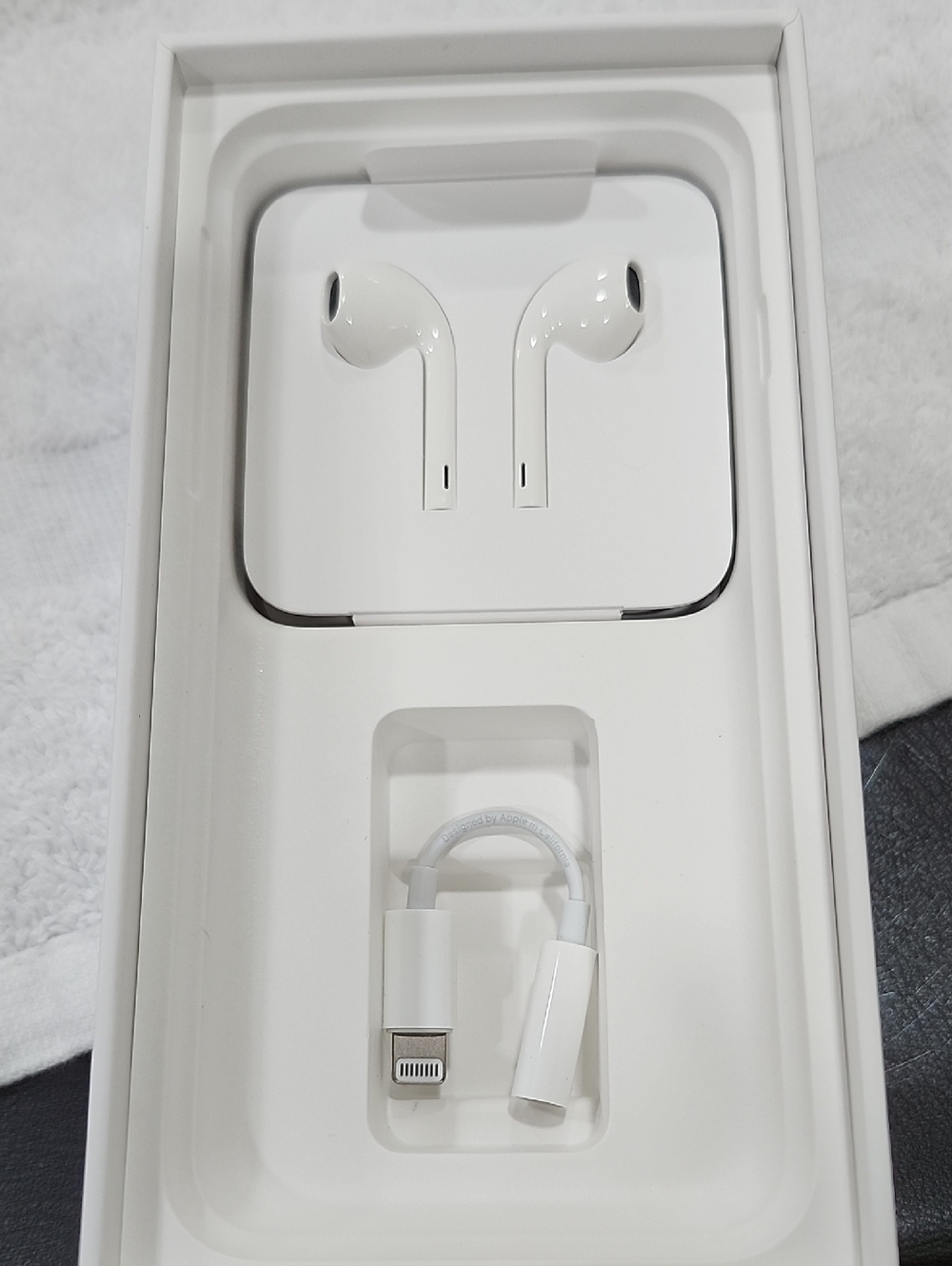 APPLE WHITE EARPODS WITH LIGHTNING CONNECTOR